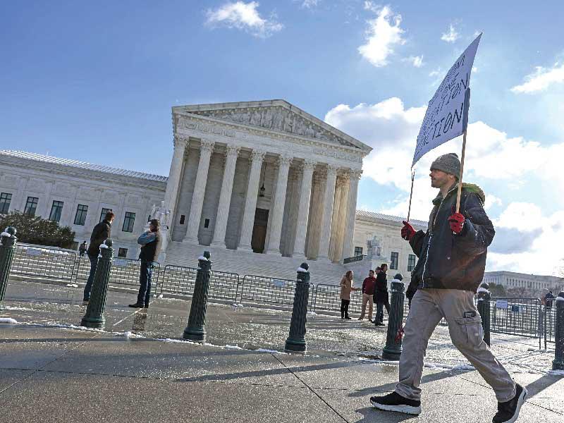 أميركي يتظاهر أمام مبنى المحكمة العليا في واشنطن t(أ ف ب)