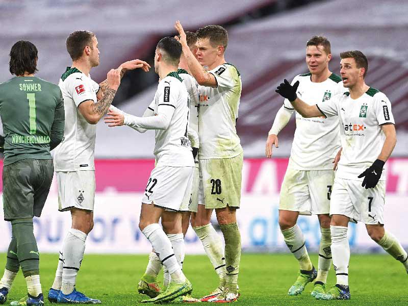 فرحة لاعبي مونشنغلادباخ بعد الفوز