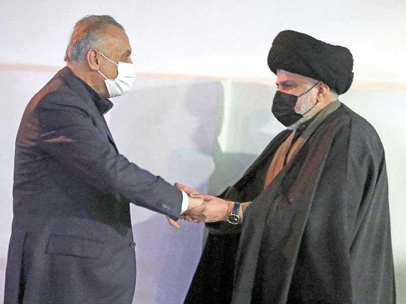 الصدر مرحباً برئيس الوزراء المنتهية ولايته مصطفى الكاظمي في النجف الخميس الماضي (رويترز)