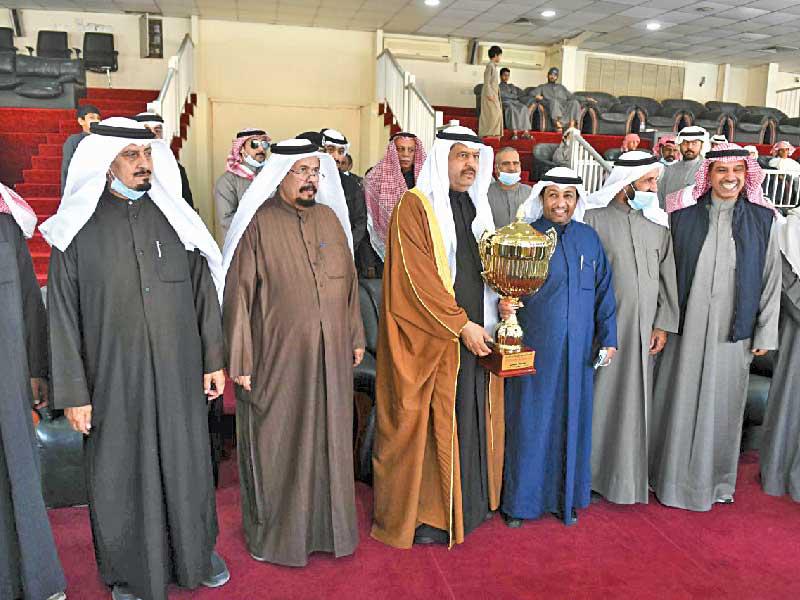  ممثل سمو ولي العهد يسلم مالك الذلول الفائزة كأس سموه أمس