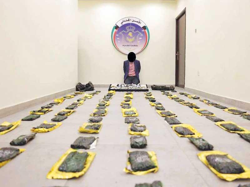 الموقوف وأمامه المضبوطات