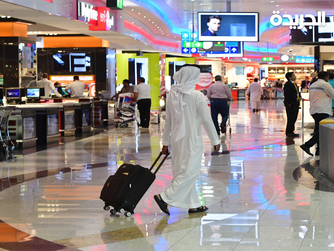 الإمارات تبدأ غداً تطبيق قرار منع المواطنين غير المطعمين من السفر