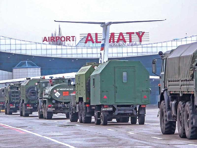 آليات عسكرية روسية قرب مطار ألماتي أمس   (أ ف ب)