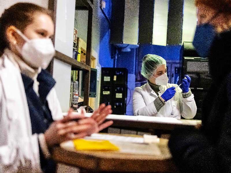 يقوم الطاقم الطبي بإعداد الحقن بلقاح ضد فيروس كورونا