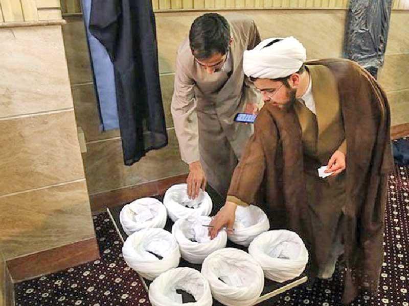 استعدادات قبل حفل تخرج طلاب دين في إيران