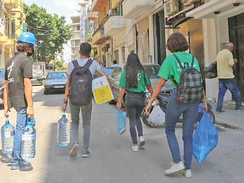 توزيع المؤن والحاجات الأساسية على الأسر المتضررة