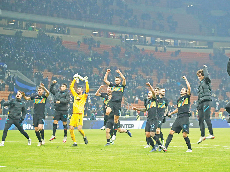 فرحة لاعبي الإنتر بعد الفوز على لاتسيو