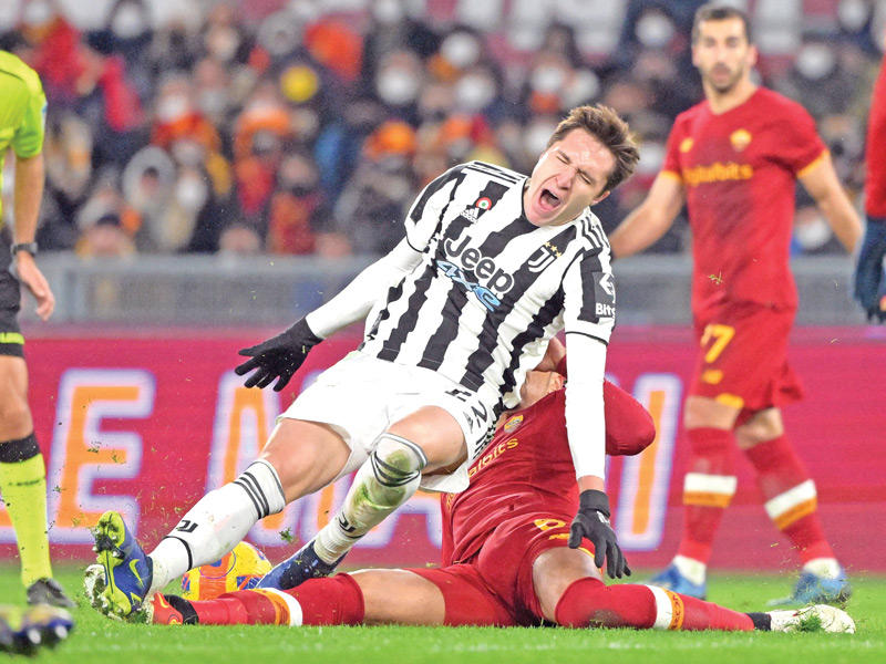  المهاجم الدولي الإيطالي فيديريكو كييزا لحظة تعرضه للإصابة