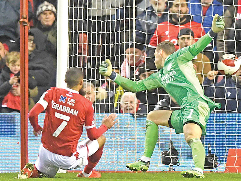 غرابان لاعب نوتنغهام يحرز هدفه في مرمى أرسنال