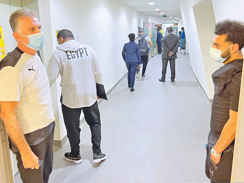 كيروش ومحمد صلاح في الحصة التدريبية الصباحية امس