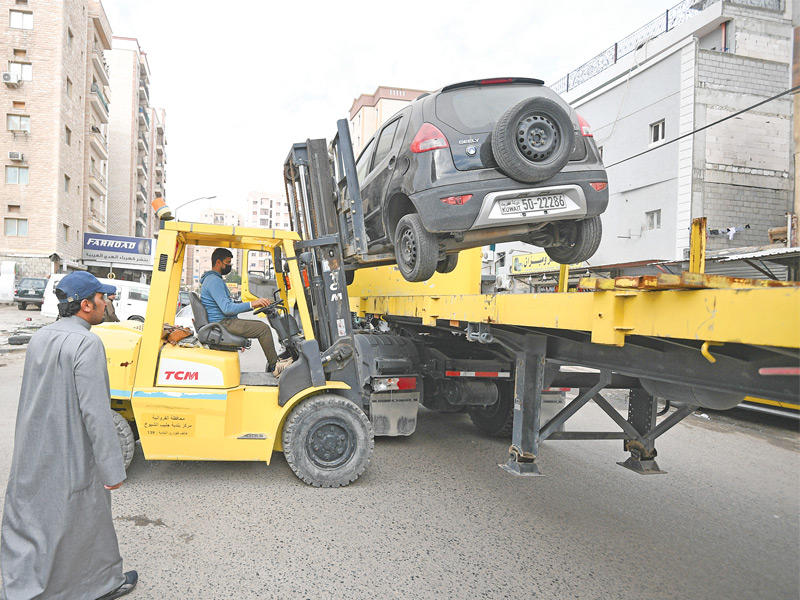 رفع إحدى السيارات المهملة ضمن الحملة على الجليب 