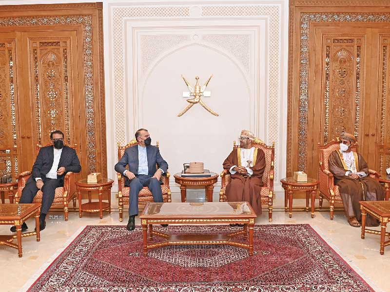 البوسعيدي مستقبلاً عبداللهيان في مسقط أمس (ارنا)