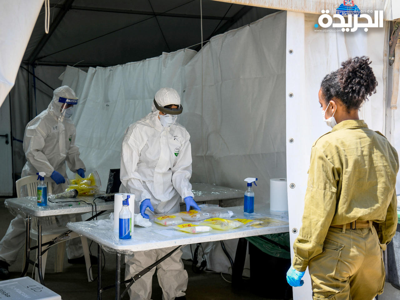 فنيون عسكريون إسرائيليون يجرون اختباراً تشخيصياً لفيروس «كورونا» في معمل للجيش