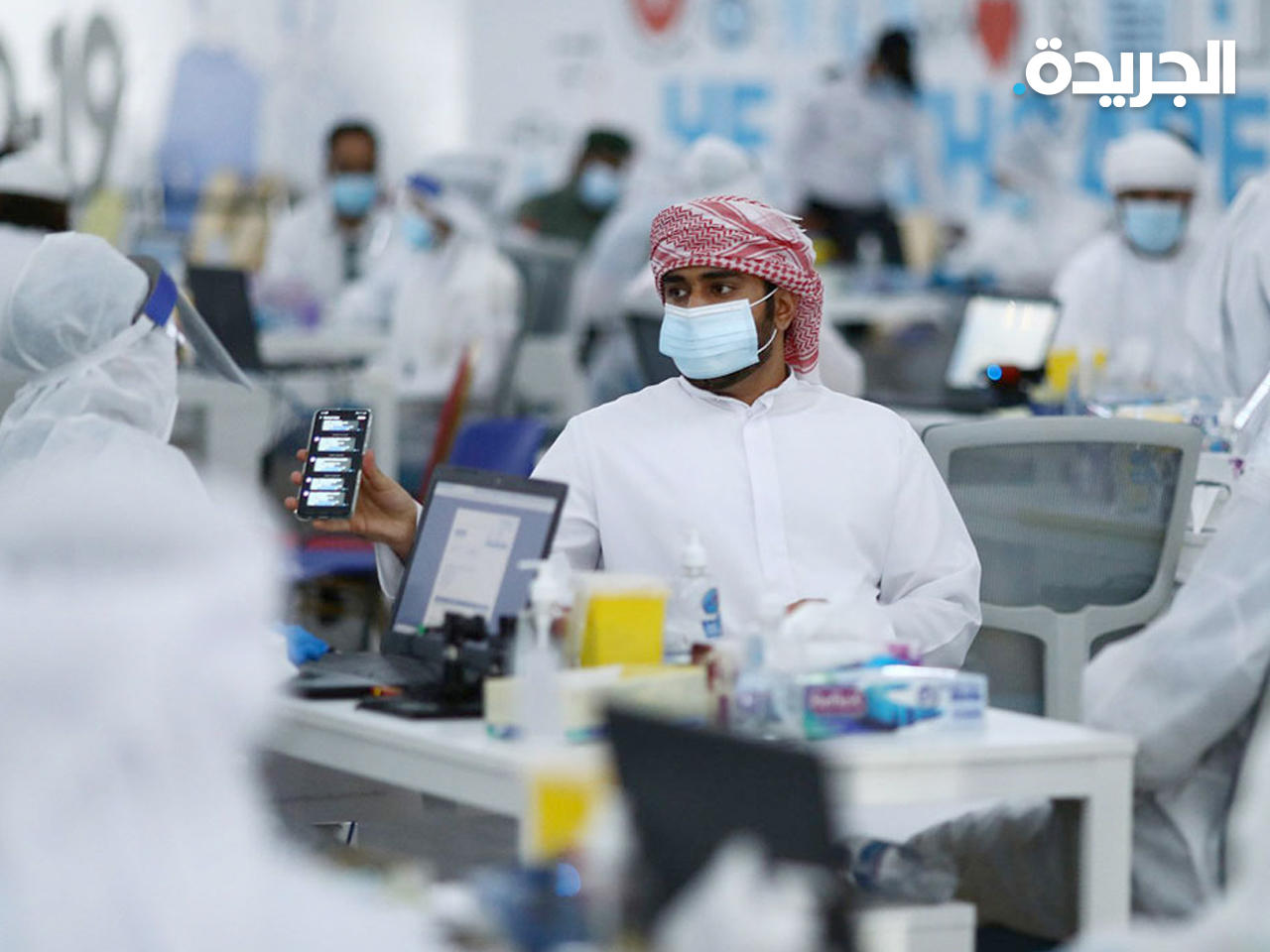 مواطن إماراتي في أحد مراكز التطعيم