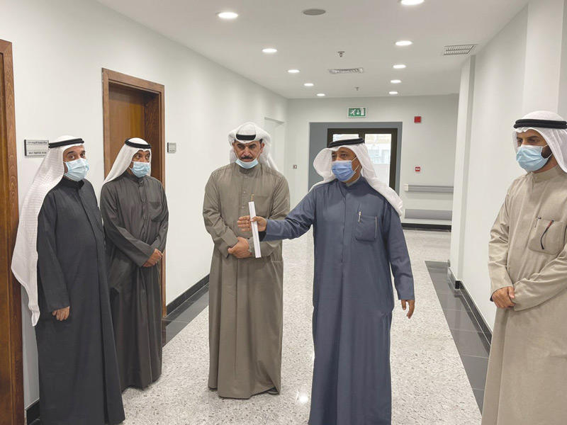 جانب من جولة السبيعي على وحدة «مسني حولي» أمس 