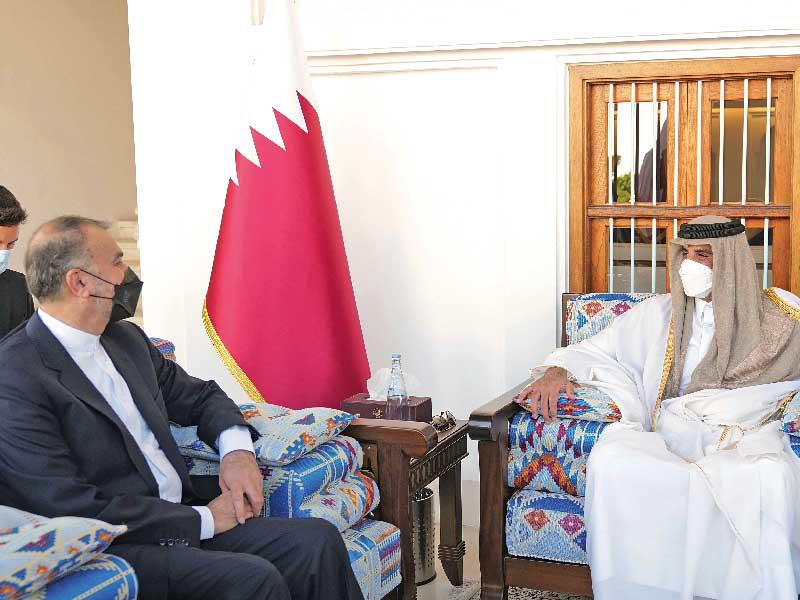 تميم مستقبلا عبداللهيان في الدوحة أمس (الديوان الأميري القطري)