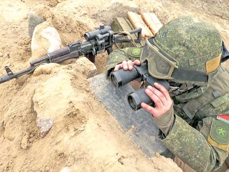 جندي بيلاروسي بمدينة الماتي في كازاخستان ضمن قوات «الامن الجماعي» التي تقودها موسكو (أ ف ب)