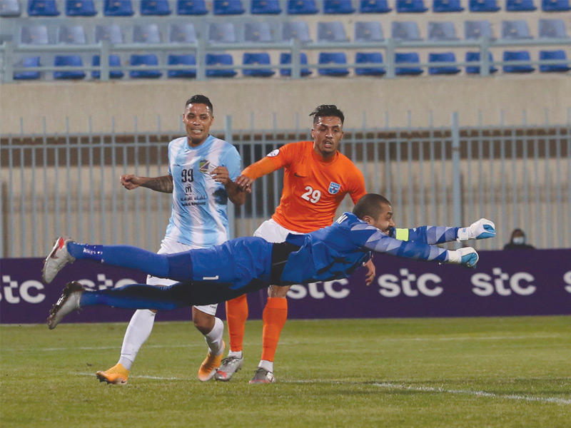 كنكوني حارس كاظمة يبعد كرة خطرة (تصوير جورج رجي)