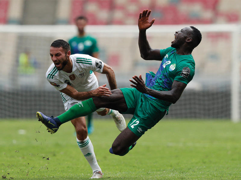 احتكاك قوي بين الحاج كامارا لاعب سيراليون والجزائري حارس بلقبلة (رويترز) 