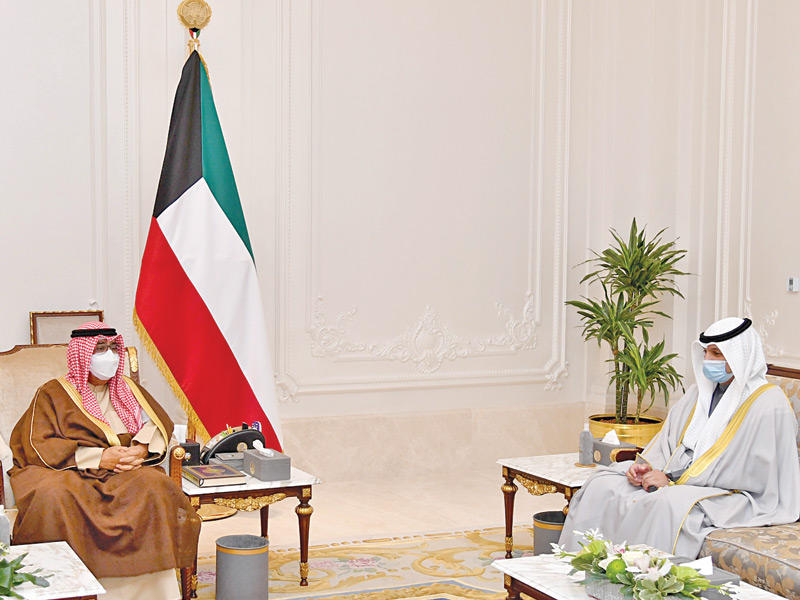 سمو ولي العهد الشيخ مشعل الأحمد مستقبلا المطيري أمس