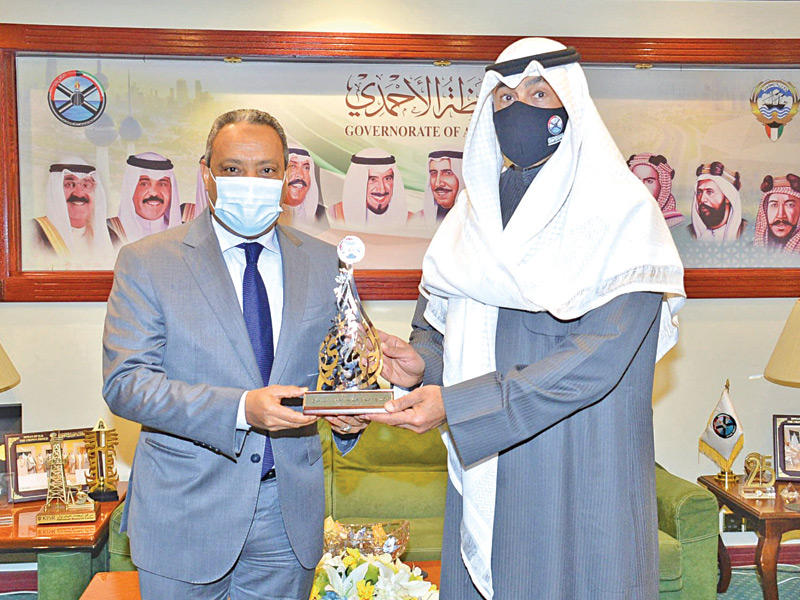 محافظ الأحمدي الشيخ فواز الخالد مستقبلا سفير جيبوتي