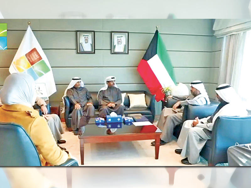  المدير العام ورئيس مجلس إدارة الهيئة العامة للبيئة الشيخ عبدالله الأحمد  مستقبلاً وفد هواة التصوير أمس