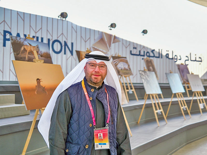 السيد عمر أمام صوره في «اكسبو دبي»