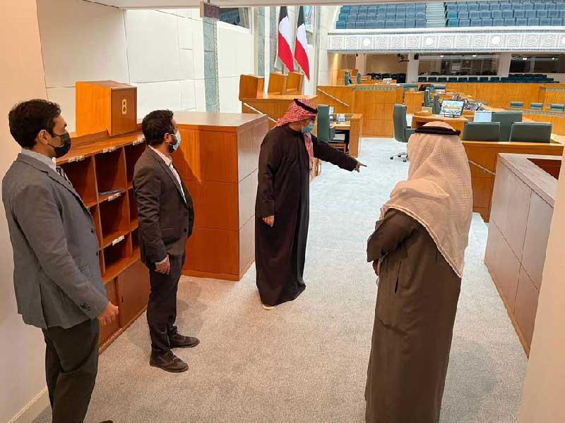 الفريق الطبي يراجع الإجراءات الاحترازية بالقاعة