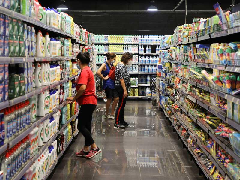 سيدات تتحقق من الأسعار داخل سوبر ماركت في بيروت ، لبنان