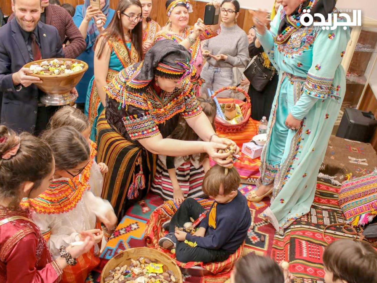 عادة «تريز».. يجلس أصغر أطفال العائلة بداخل صحن وتفرغ عليه الحلويات والفواكه الجافة كفأل خير