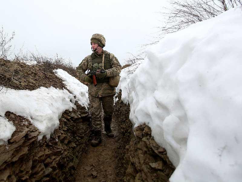جندي أوكراني خلال دورية راجلة وسط الثلوج في قرية لونغاسك (ا ف ب)