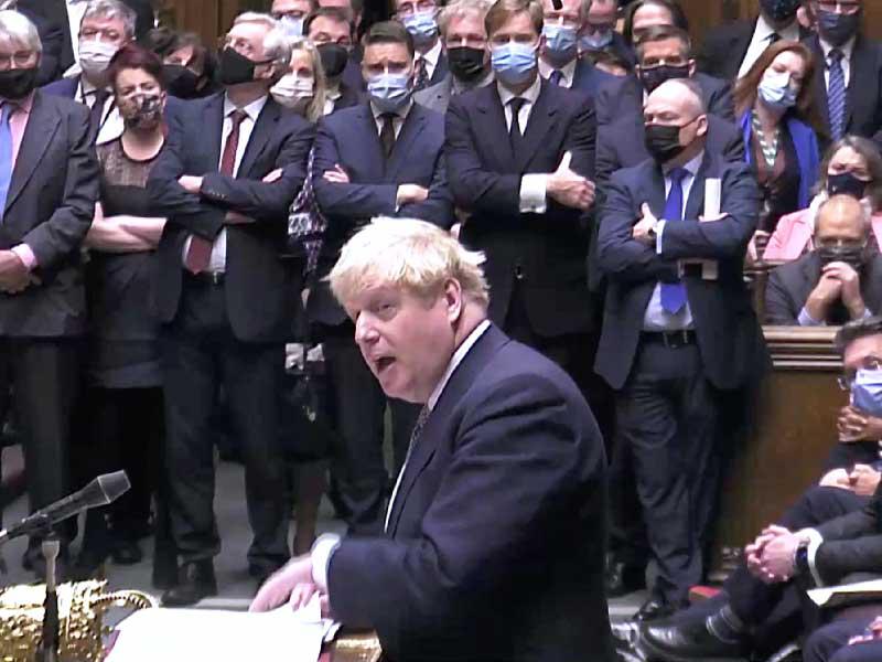 رئيس الوزراء البريطاني بوريس جونسون متحدّثاً في مجلس العموم امس (رويترز)