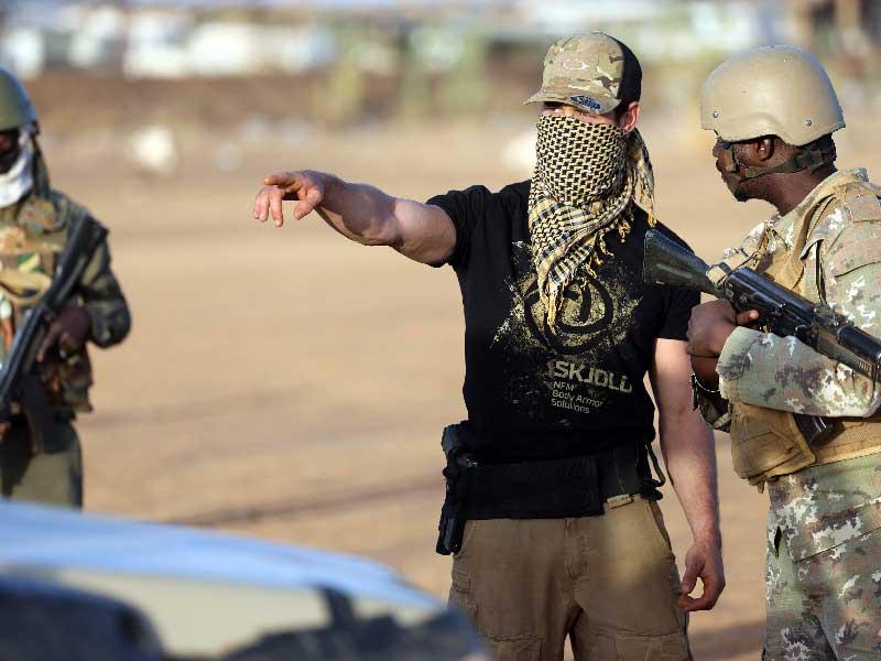 ضابط من قوات العمليات الخاصة البحرية الفرنسية يدرب جنود القوات المسلحة المالية في مالي