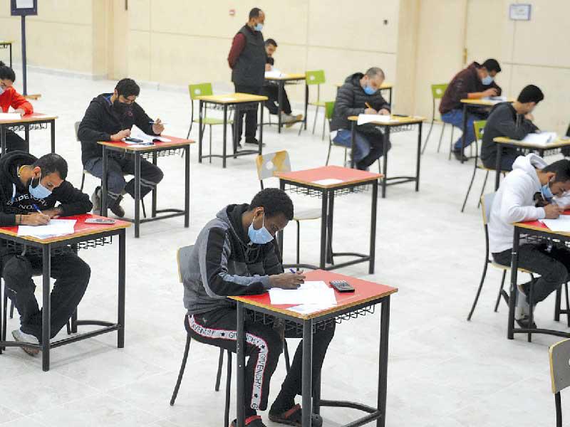 جانب من اختبارات «الثاني عشر» التي انطلقت أمس... مع مراعاة الاشتراطات الصحيةn