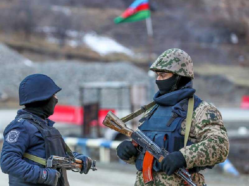 جنود عند الحدود الأرمينية 