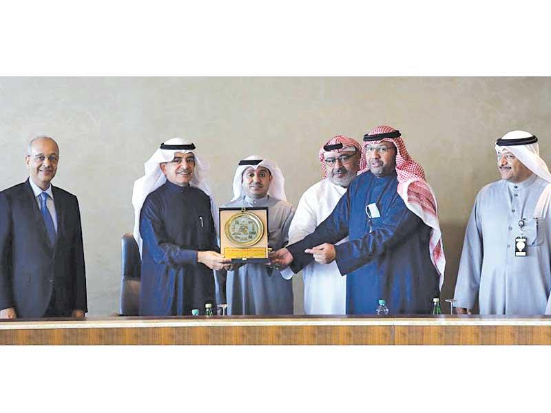 اليعقوب ومسؤول «ايسيسكو» خلال اللقاء