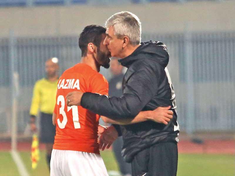 مدرب كاظمة داركو يصافح العرسان