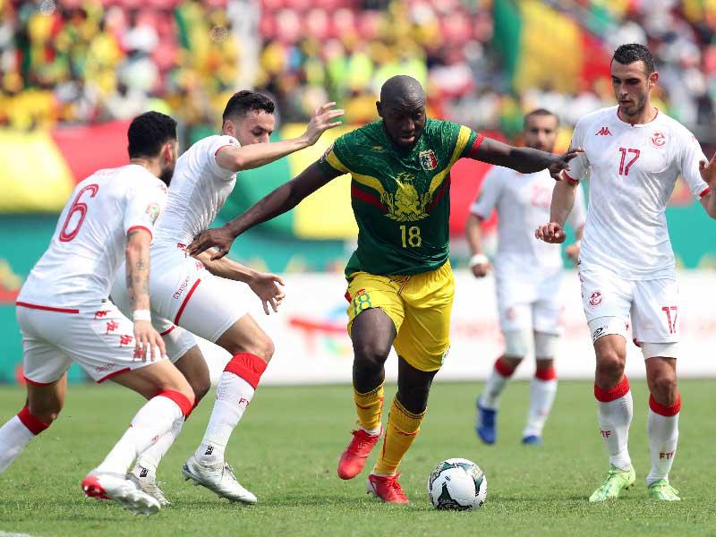 إبراهيم كوني من مالي في مواجهة مع الدفاع التونسي (رويترز)