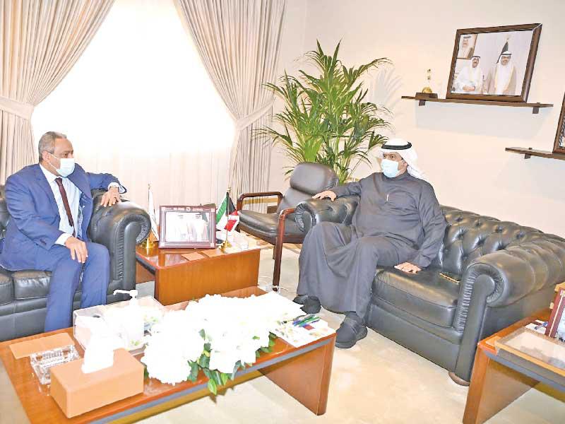 محافظ حولي علي الأصفر مستقبلاً سفير جيبوتي أمس