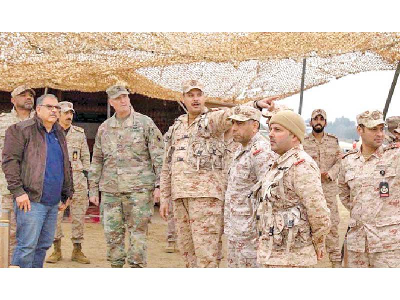 الوفد العسكري الأميركي مستمعاً إلى شرح من الجانب الكويتي