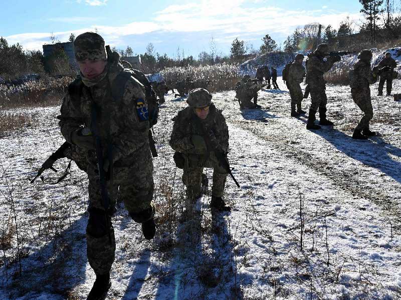 جنود أوكرانيون يرابطون على حدود بلادهم
