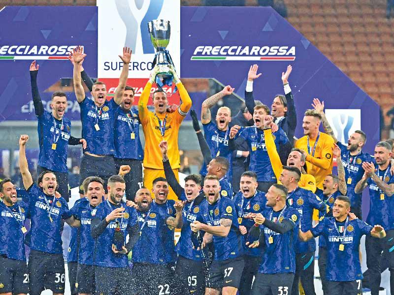 جانب من مراسم تتويج إنتر ميلان