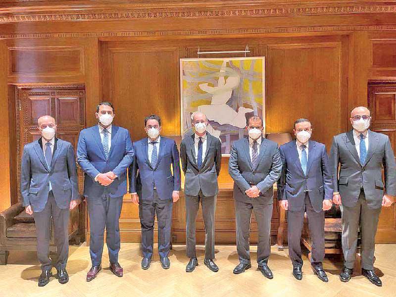 المبعوث الأميركي متوسطاً سفراء دول مجلس التعاون في فيينا أمس الأول  (تويتر)