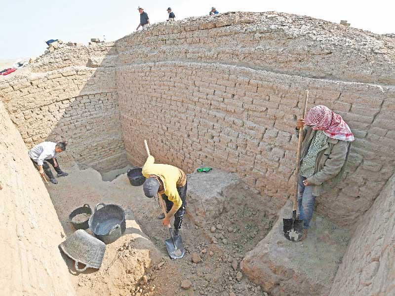 أعمال تنقيب عن الآثار قرب مدينة الناصرية جنوب العراق (أ ف ب)