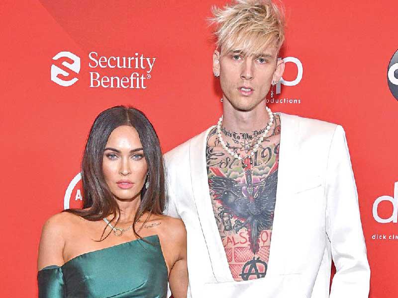 الممثلة الأميركية ميغان فوكس وخطبتها مغني الراب ماشين جان