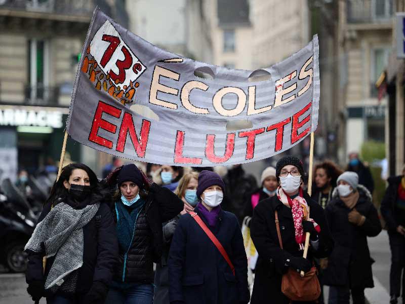 معلمون فرنسيون خلال تظاهرات في باريس أمس ضد إجراءات كورونا في المدارس (رويترز)