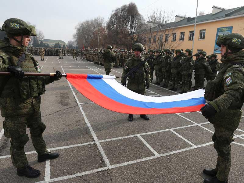 حفل رسمي لبدء انسحاب القوات الروسية من كازاخستان في ألماتي أمس (رويترز)