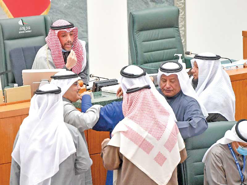 النائب حمدان العازمي ورئيس المجلس مرزوق الغانم في جانب من سجالهما