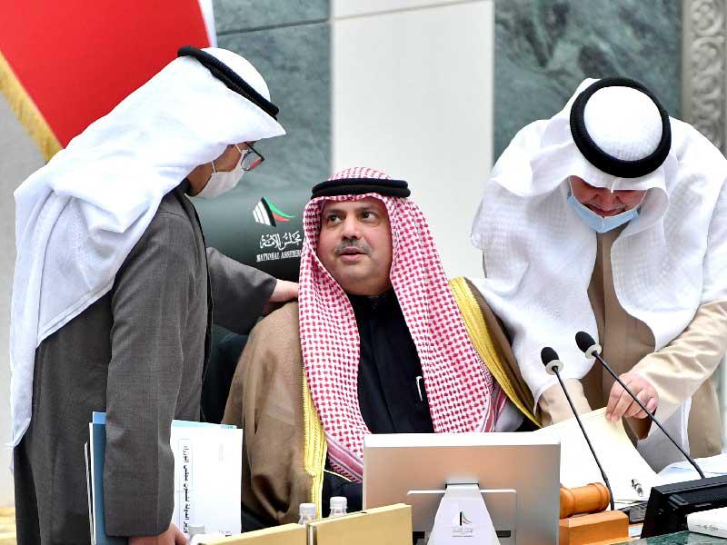 أمين سر مجلس الأمة النائب فرز الديحاني  خلال ترؤسه الجلسة وإلى جانبه الناصر والصالح