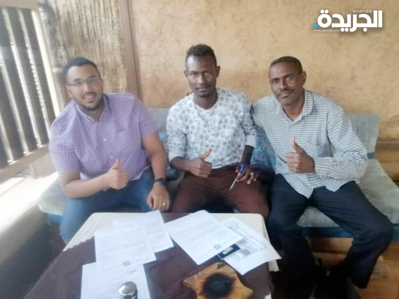 وليد الشعلة خلال توقيع العقد